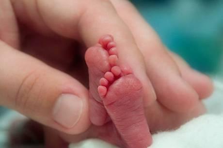 Mãe de bebês prematuros tem licença maternidade prorrogada